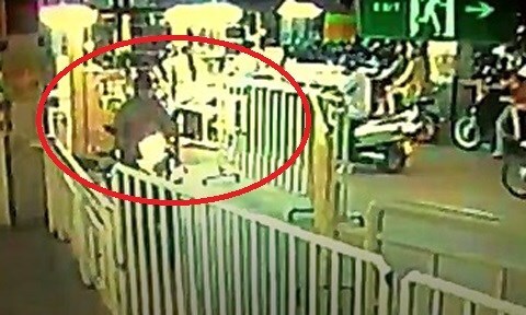 Clip: Liều lĩnh trộm xe máy tại siêu thị như... chốn không người