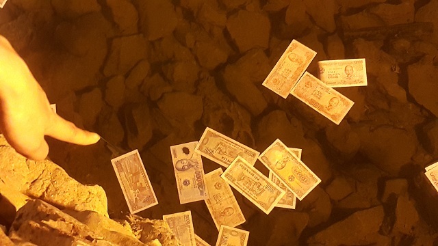 Khách du xuân ào ạt ném tiền vào giếng giải oan