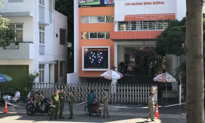 Nghi án một bảo vệ bị sát hại trong đêm, nằm gục trước sảnh tòa nhà