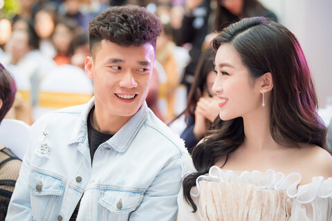 Thủ môn Bùi Tiến Dũng tình tứ liếc nhìn hoa hậu Đỗ Mỹ Linh