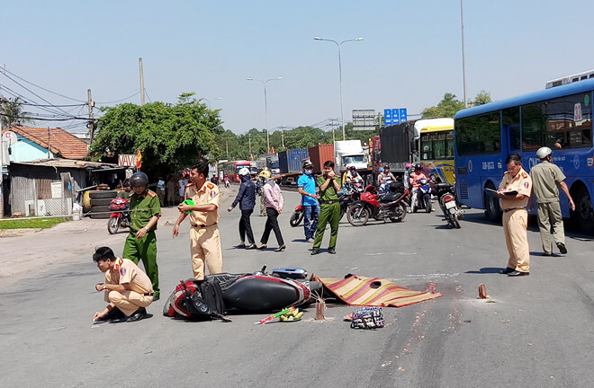 Được chồng chở lên thành phố chơi cuối tuần, người phụ nữ bị xe cán tử vong