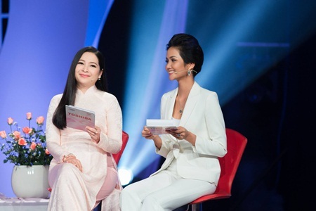 Clip: Hoa hậu H’Hen Niê lần đầu làm MC, tiết lộ mẫu người yêu lý tưởng