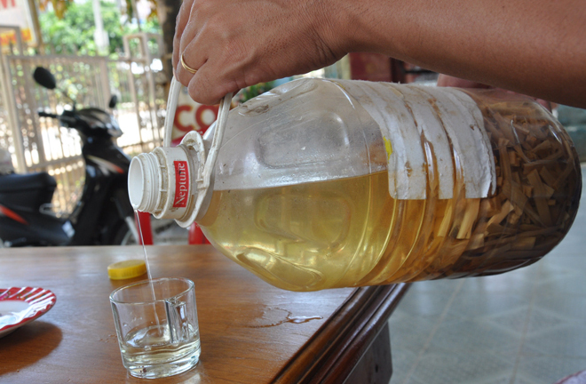 Ngộ độc vì rượu ngâm rễ cây rừng: 3 người chết, 1 người nguy kịch