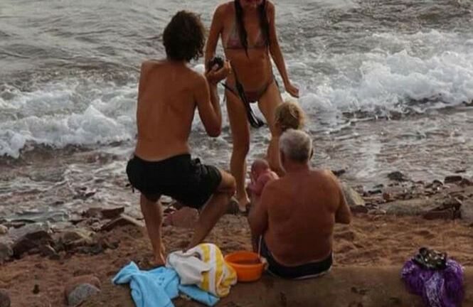 Bà mẹ đẻ con ngay khi đang bơi trên biển