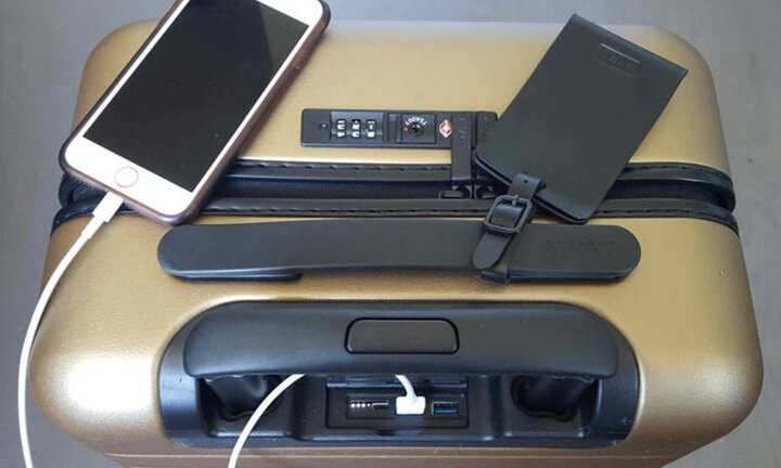 Vali thông minh có thể sạc được pin điện thoại