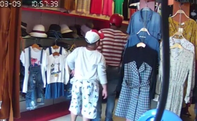 Clip: Hai bố con dàn cảnh trộm laptop 