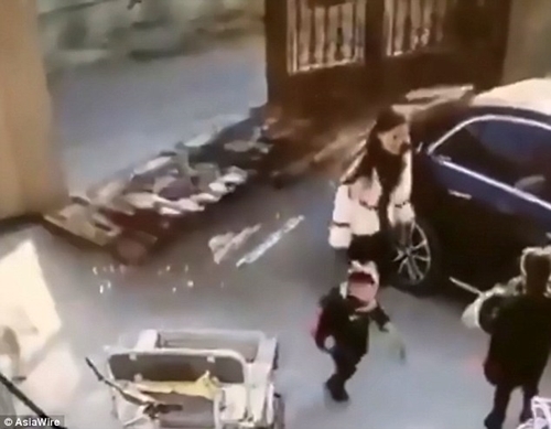 Hãi hùng cảnh thoát chết trong gang tấc của hai mẹ con khi cánh cổng sắt đột nhiên đổ sập