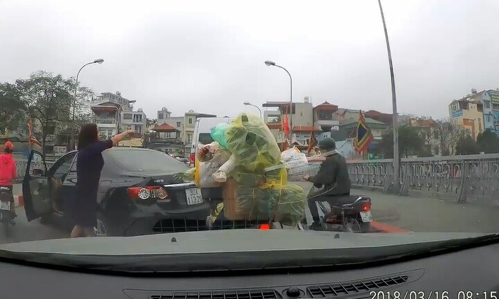 Video: Nữ tài xế quay đầu giữa cầu, gây gổ với người đi xe máy