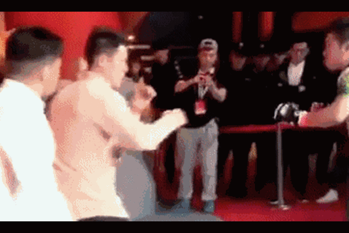 Võ sĩ MMA Từ Hiểu Đông nhẹ nhàng đánh bại cao thủ Vịnh Xuân Quyền