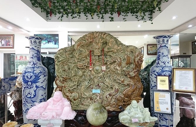 Cận cảnh bức tranh ngọc tạc 9 con rồng lớn nhất châu Á được trả 10 tỷ đồng