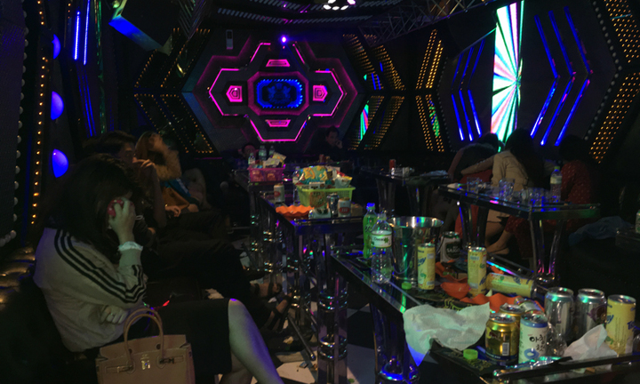 Đột kích quán karaoke ở đất Cảng, hơn 40 