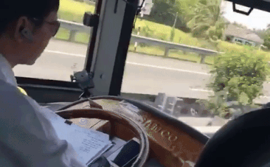 Clip: Tài xế xe khách vừa lái vừa ghi chép sổ sách gây bức xúc