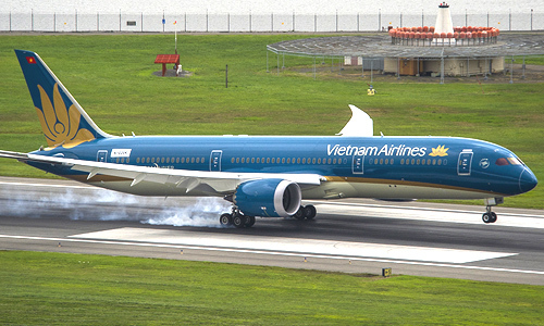 Chuyến bay bị hoãn hơn 2 tiếng vì hành khách mở cửa thoát hiểm