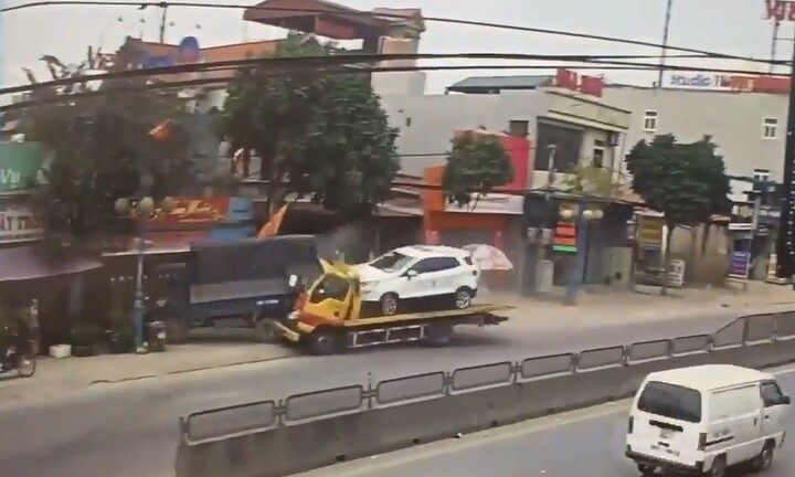 Video: Xe cứu hộ chở theo ô tô tông thẳng vào xe tải rồi lao vào nhà dân