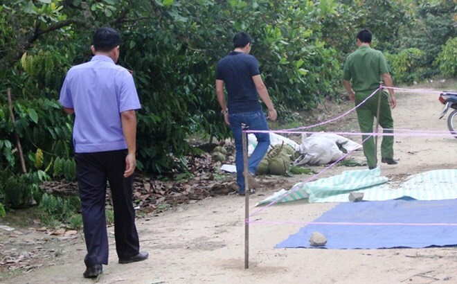 Kẻ lạ mặt đâm 2 vợ chồng thương vong trong đêm