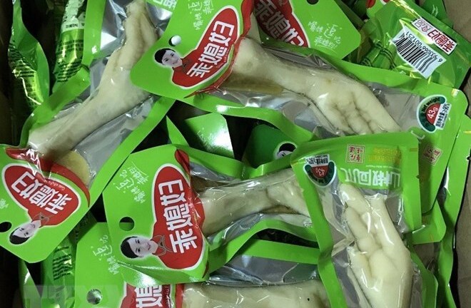 Hãi hùng phát hiện hơn 1 tấn thạch và chân gà thối nhập lậu