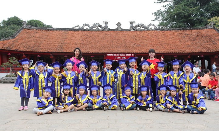 Ngộ nghĩnh các bé mầm non mặc áo cử nhân nhận bằng tốt nghiệp tại Văn Miếu