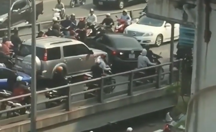 Video: Ô tô ngang nhiên quay đầu giữa cầu vượt Thái Hà