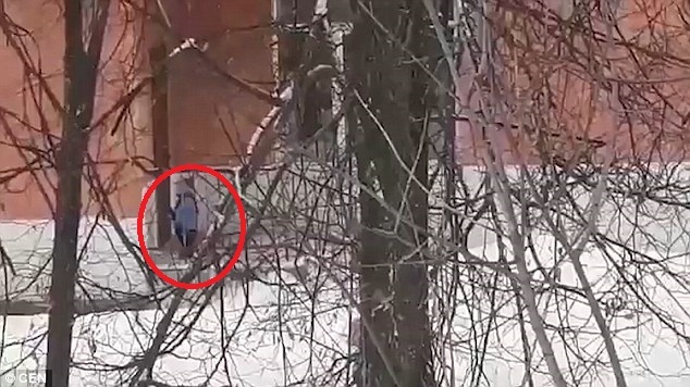 Cô giáo bỏ quên bé trai 2 tuổi ngoài trời -15°C