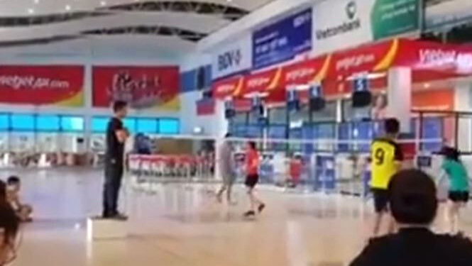 Đóng cửa chơi cầu lông trong nhà ga sân bay Đồng Hới