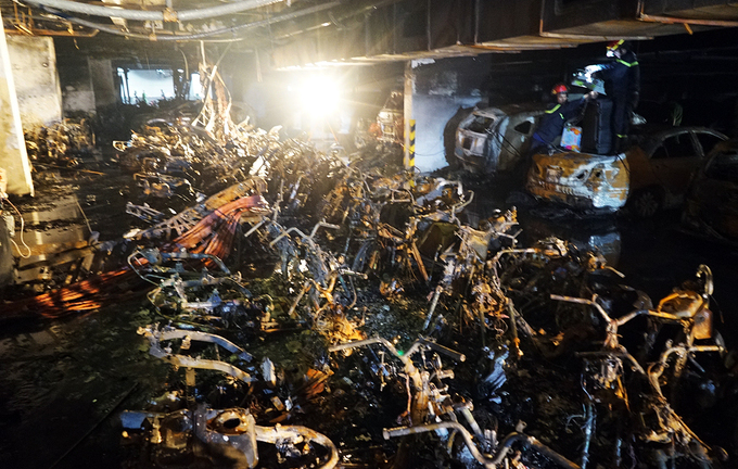 Hàng trăm ô tô, xe máy cháy rụi dưới hầm chung cư Carina Plaza: Ai đền bù?