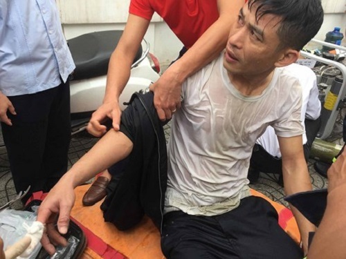 Chữa cháy tại karaoke Kingdom, một lính cứu hỏa bị máy cắt gần đứt lìa ngón tay