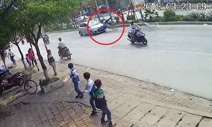Hà Nội: Taxi tông hai ông cháu đi xe đạp văng xuống đường