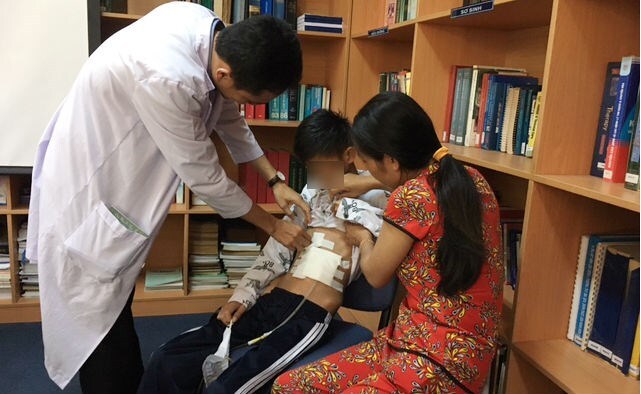 Cậu bé teo dạ dày, sụt 12kg sau khi uống nhầm hóa chất