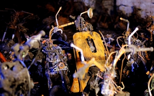 Ám ảnh những chiếc xe trơ khung, bám khói đen tại chung cư Carina