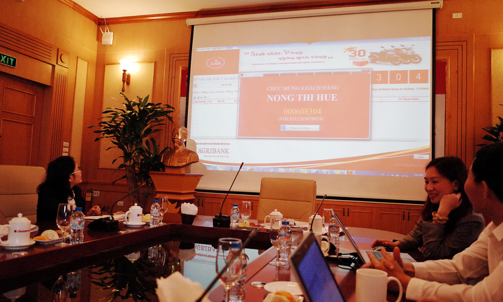 10 Chiếc xe SH Mode đầu tiên chương trình khuyến mại “Sinh nhật vàng – Ngàn quà tặng” nhân dịp kỷ niệm 30 năm ngày thành lập Agribank đã có chủ