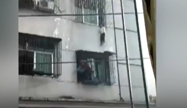 Clip: Giải cứu bé trai bị kẹt đầu vào