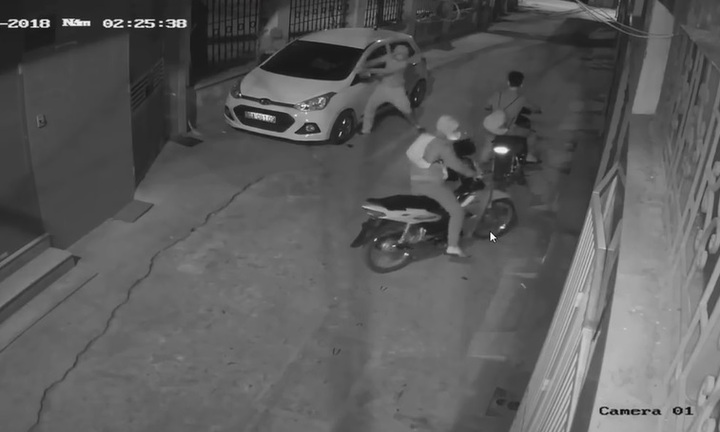 Clip: 4 thanh niên vặt trộm gương ôtô trong 3 giây ở Hà Nội