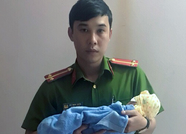 Đi tập thể dục, phát hiện bé gái sơ sinh bị bỏ rơi bên đường