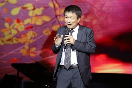 Clip: Phú Quang bật khóc nghẹn ngào trong đêm nhạc riêng