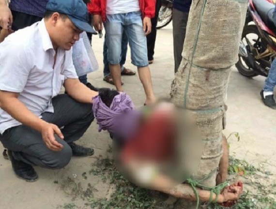 Cố lao đầu vào ô tô tự tử, nam thanh niên bị người dân trói vào gốc cây