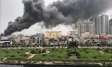Hà Nội: Cháy lớn ở chợ Quang, tiểu thương phá tường thoát ra
