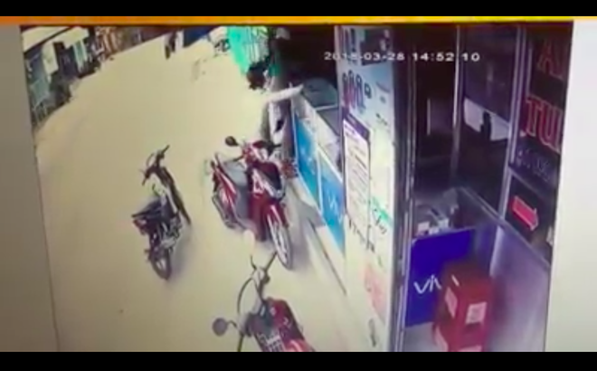 Clip: Táo tợn dùng dao cướp điện thoại của người phụ nữ giữa ban ngày