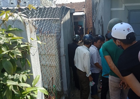 Đang ngồi chơi game, nam thanh niên bị em họ chém tử vong