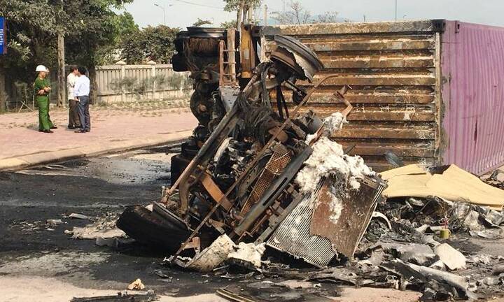 Xe container đâm dải phân cách rồi bốc cháy, 2 người bị thiêu chết