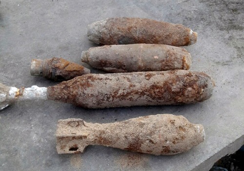 Người dân hoảng sợ khi phát hiện 4 quả đạn pháo ngay dưới nền nhà