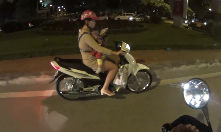 Video: Thót tim cảnh người phụ nữ địu trẻ thản nhiên bấm điện thoại khi lái xe