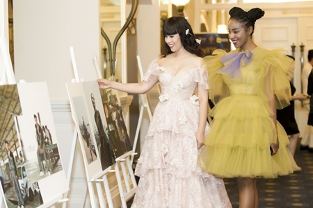 Hoa hậu Hằng Nguyễn và Huỳnh Tiên hào hứng xem triển lãm ảnh Lãnh Mỹ A