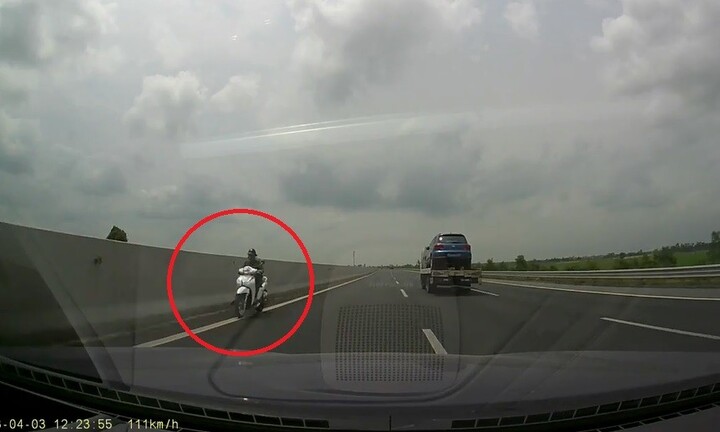 Cô gái trẻ phóng xe máy ngược chiều trên cao tốc Hà Nội - Hải Phòng