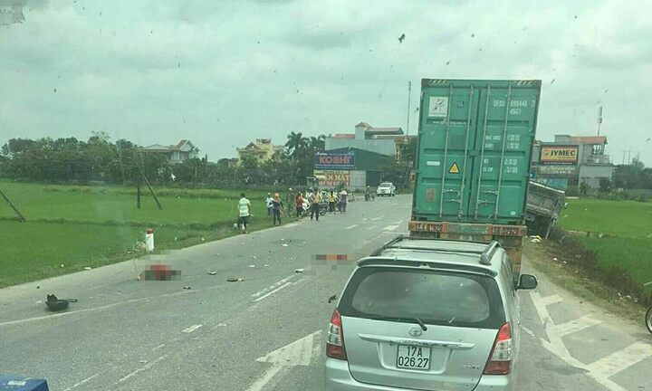 Va chạm với xe tải, 2 mẹ con tử vong tại chỗ