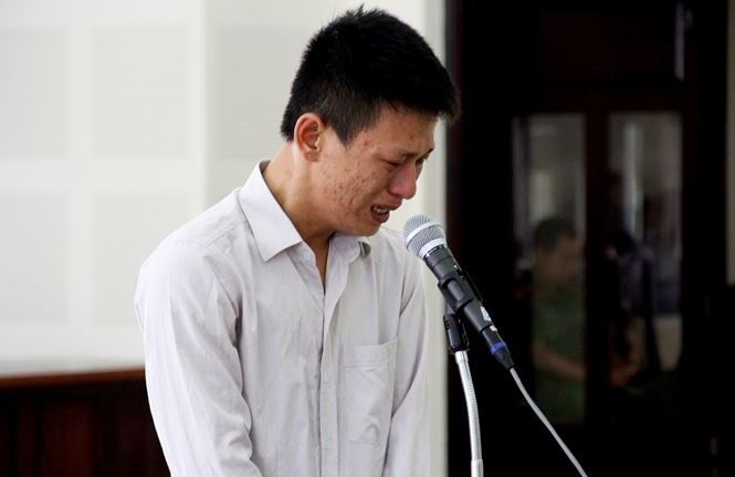 Thanh niên đâm chết bạn nhậu khóc nức nở tại tòa