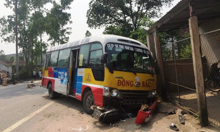 Nghệ An: Tạm giữ tài xế xe buýt tông 2 người tử vong
