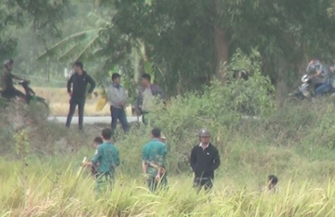 Gần trăm người vây bắt nghi can cướp xe trốn trong bãi lau sậy ở Sài Gòn