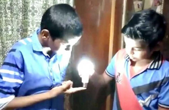 Lạ lùng với cậu bé 9 tuổi có khả năng dùng da thắp sáng bóng đèn