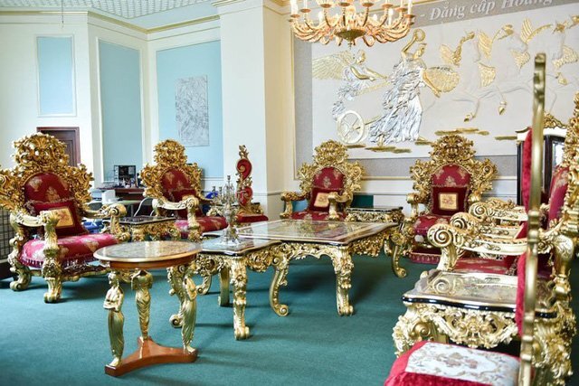 Cận cảnh bộ bàn ghế dát vàng có giá 2 tỷ đồng của đại gia Việt 