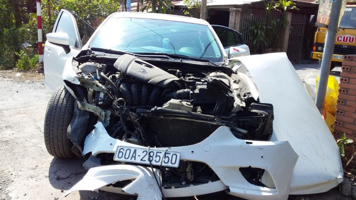 Ôtô 4 chỗ móp đầu sau cú va chạm với tàu hỏa